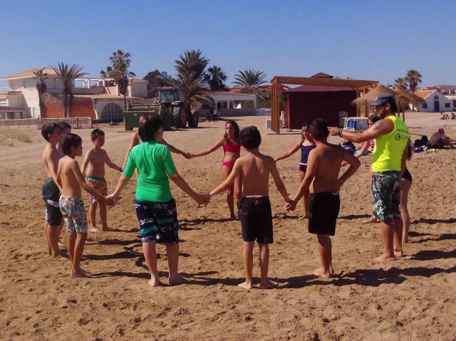 Ninos de la mano